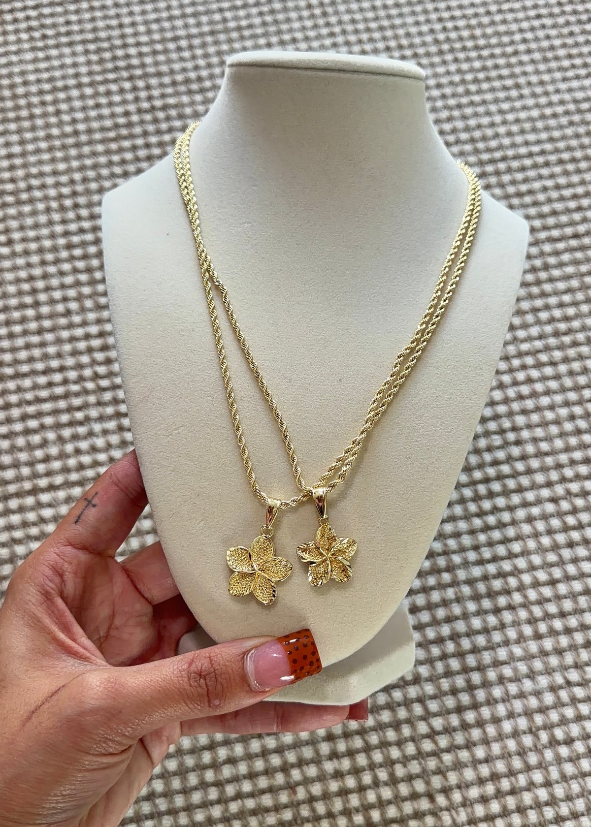 PLUMERIA FLOWER NECKLACE
