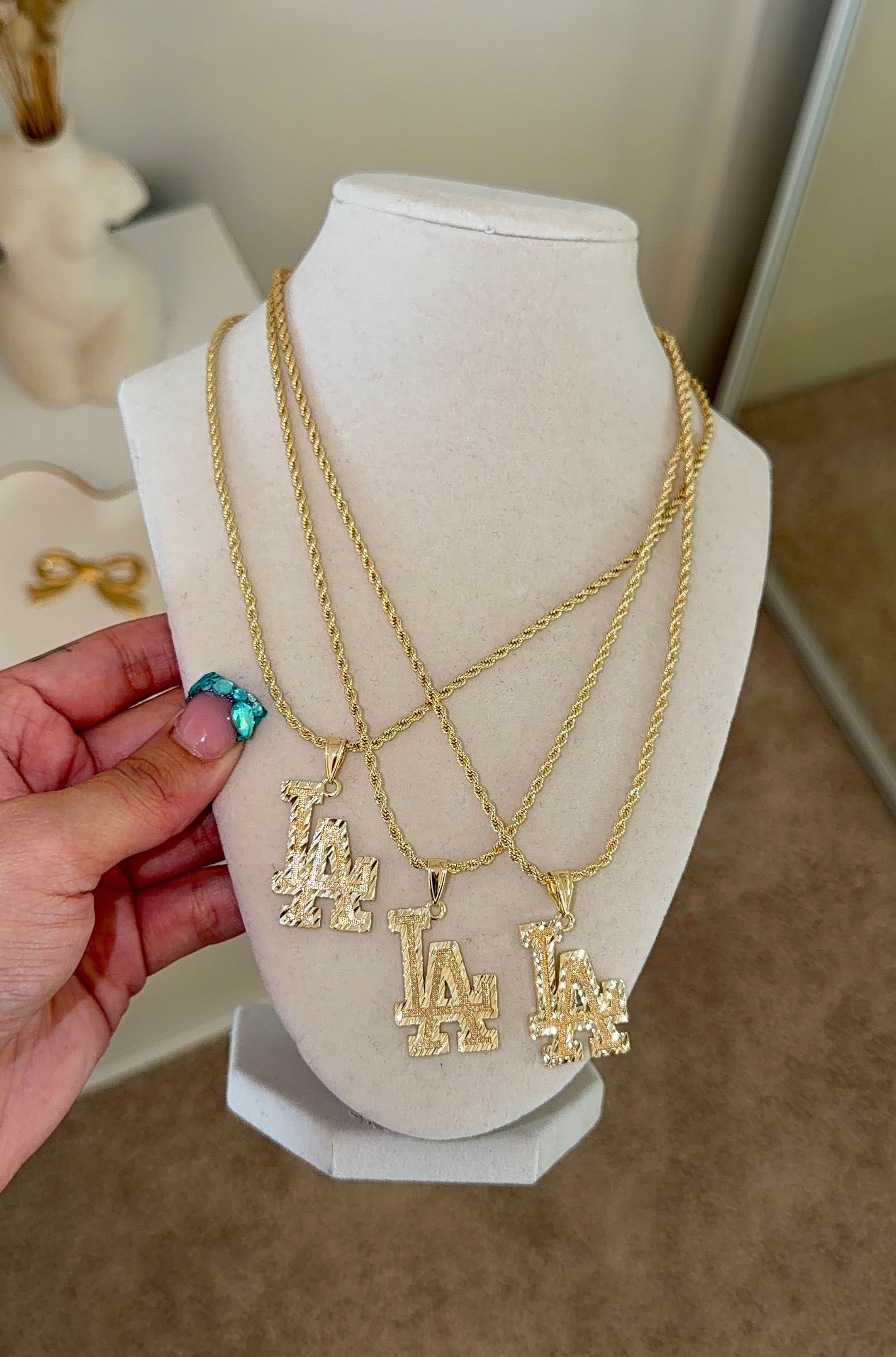LA NECKLACE