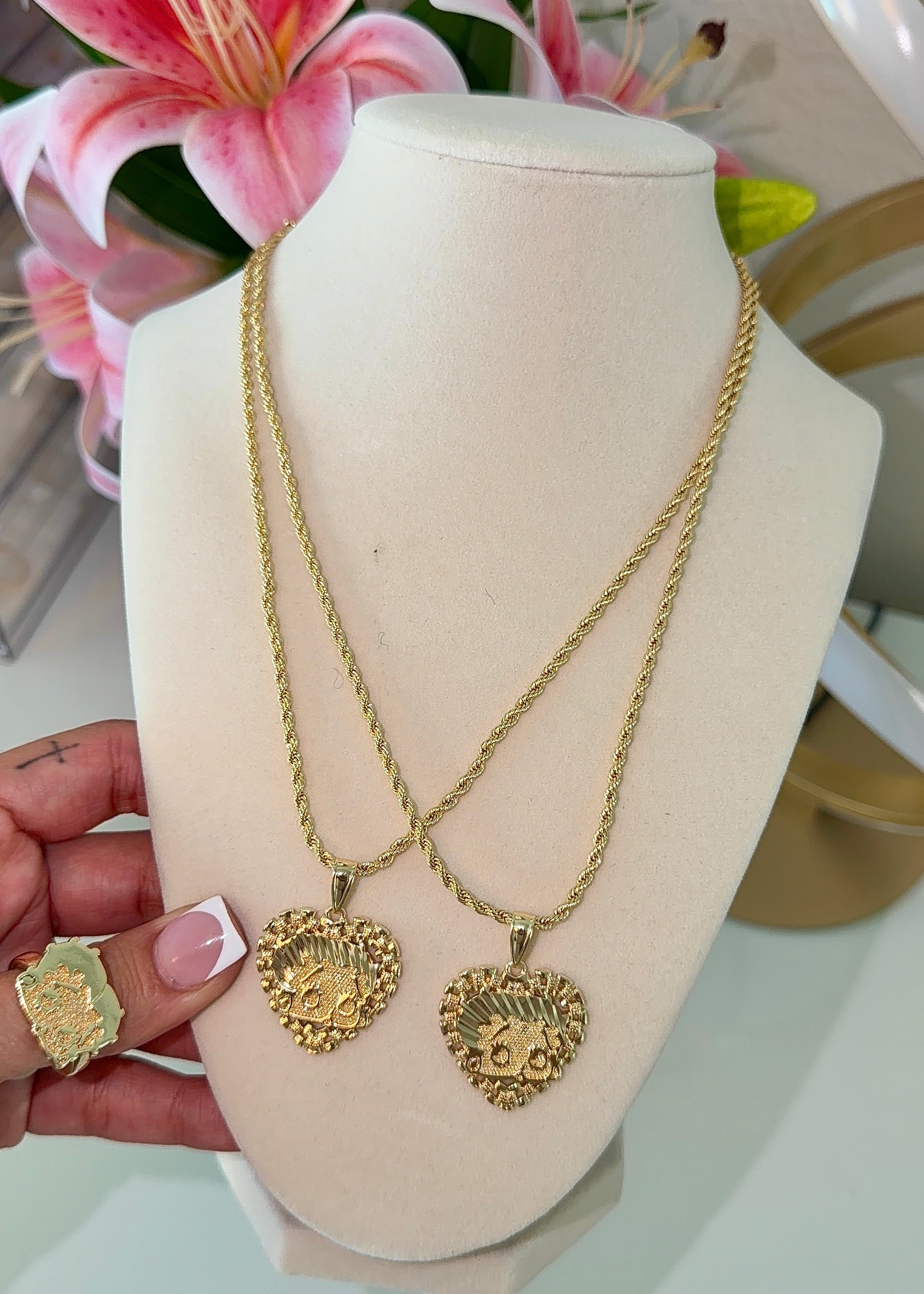 BETTY HRT ROLLIE NECKLACE
