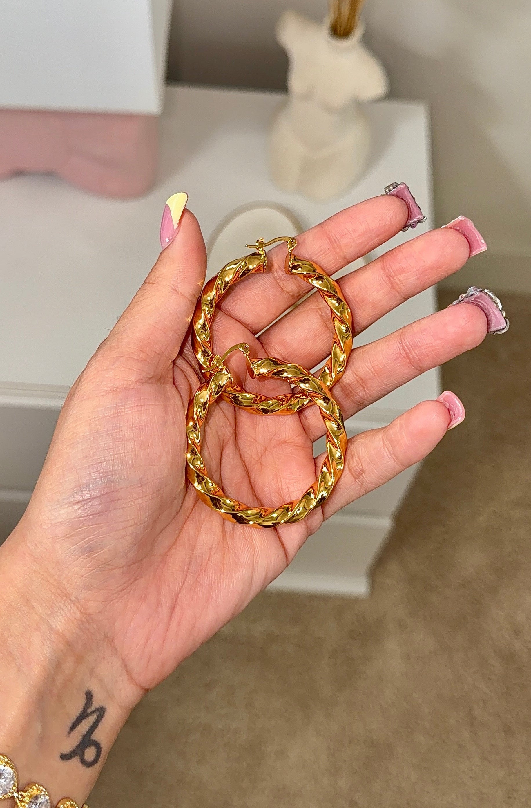 TWISTY HOOPS