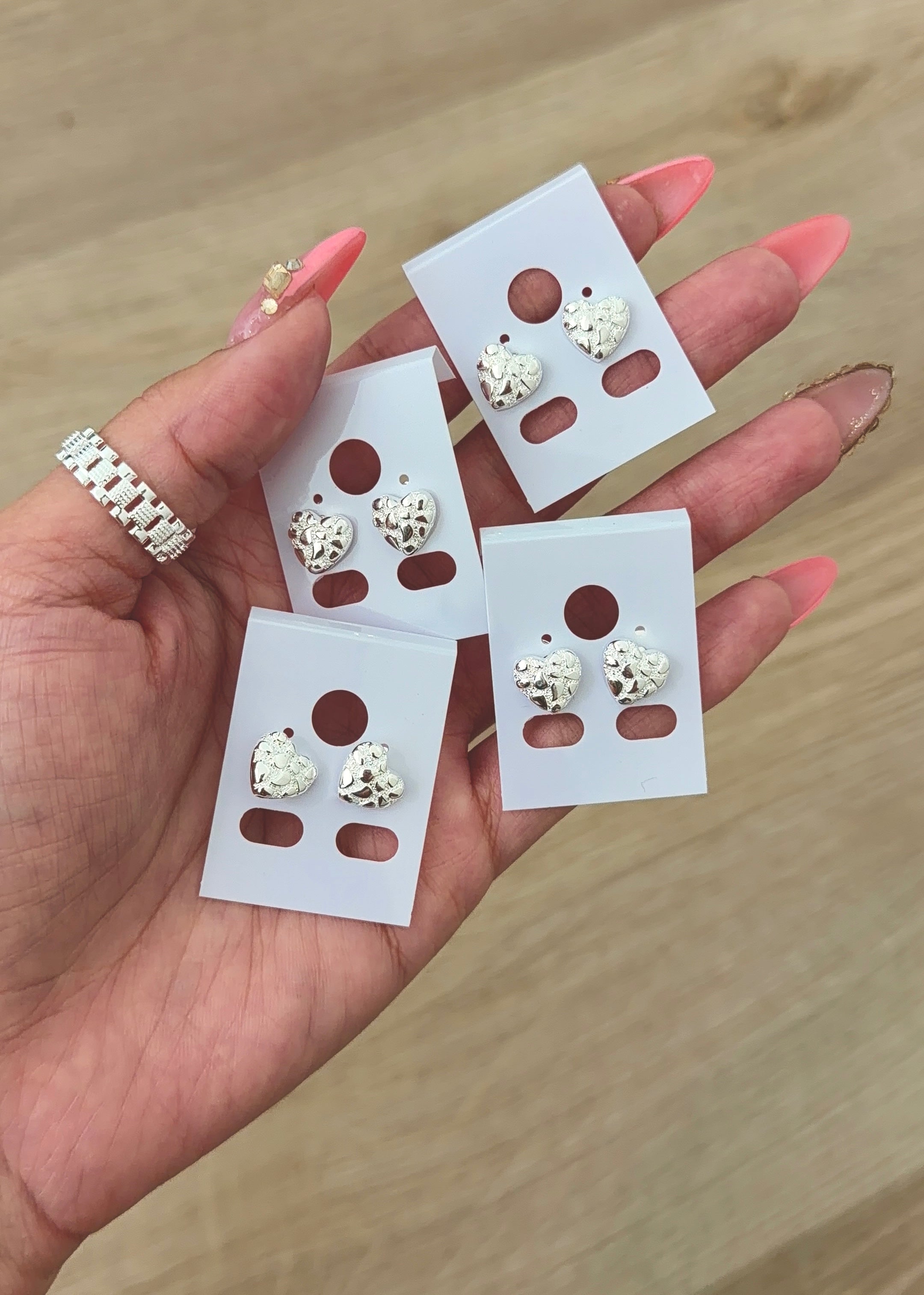 NUGGET HRT STUDS *SILVER*