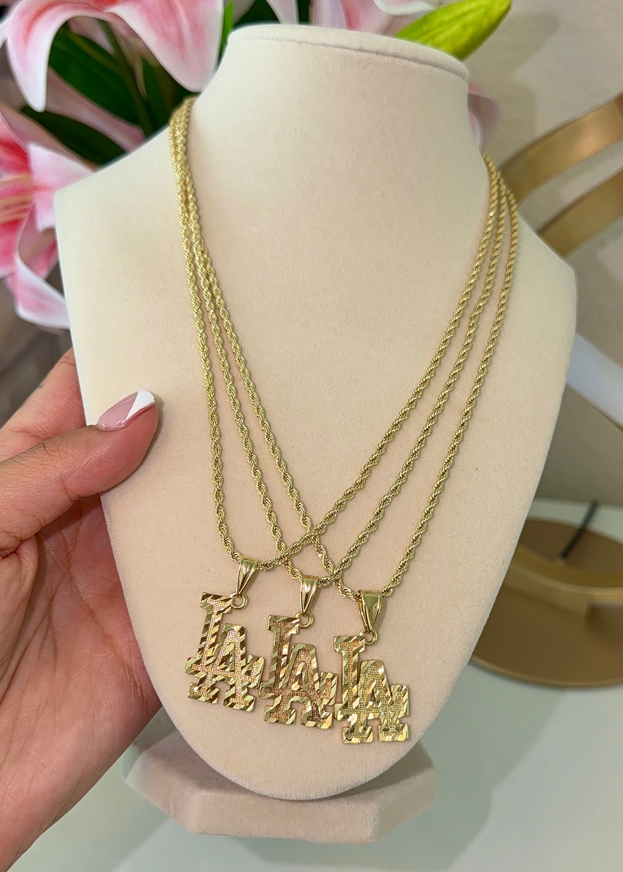 LA NECKLACE