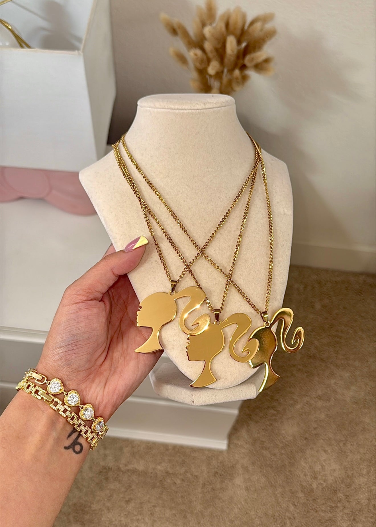 JUMBO DOLL NECKLACE